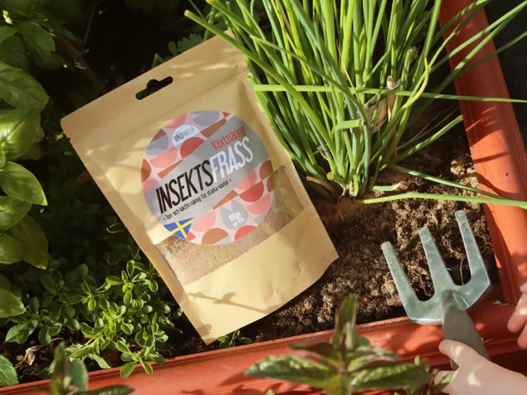 Påse med insektsfrass ligger i grönsaksland.