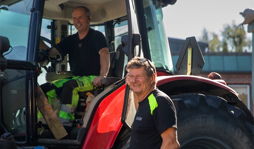 Två-män-framför-traktor